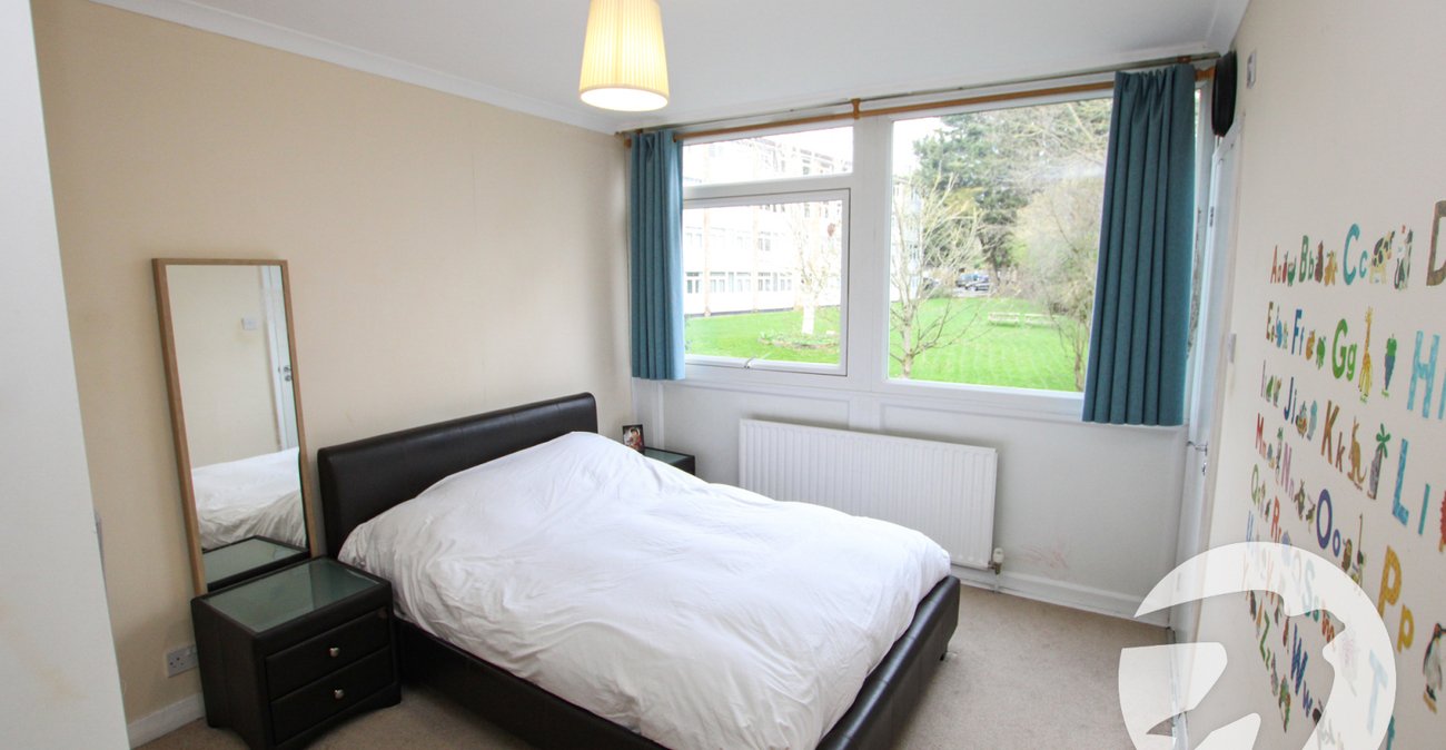 3 bedroom property for sale in London | Robinson Jackson