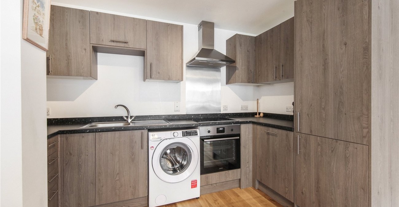 2 bedroom property for sale in London | Robinson Jackson
