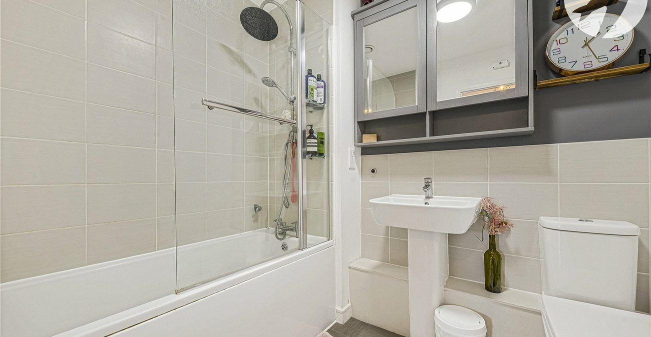 2 bedroom property for sale in Dartford | Robinson Jackson