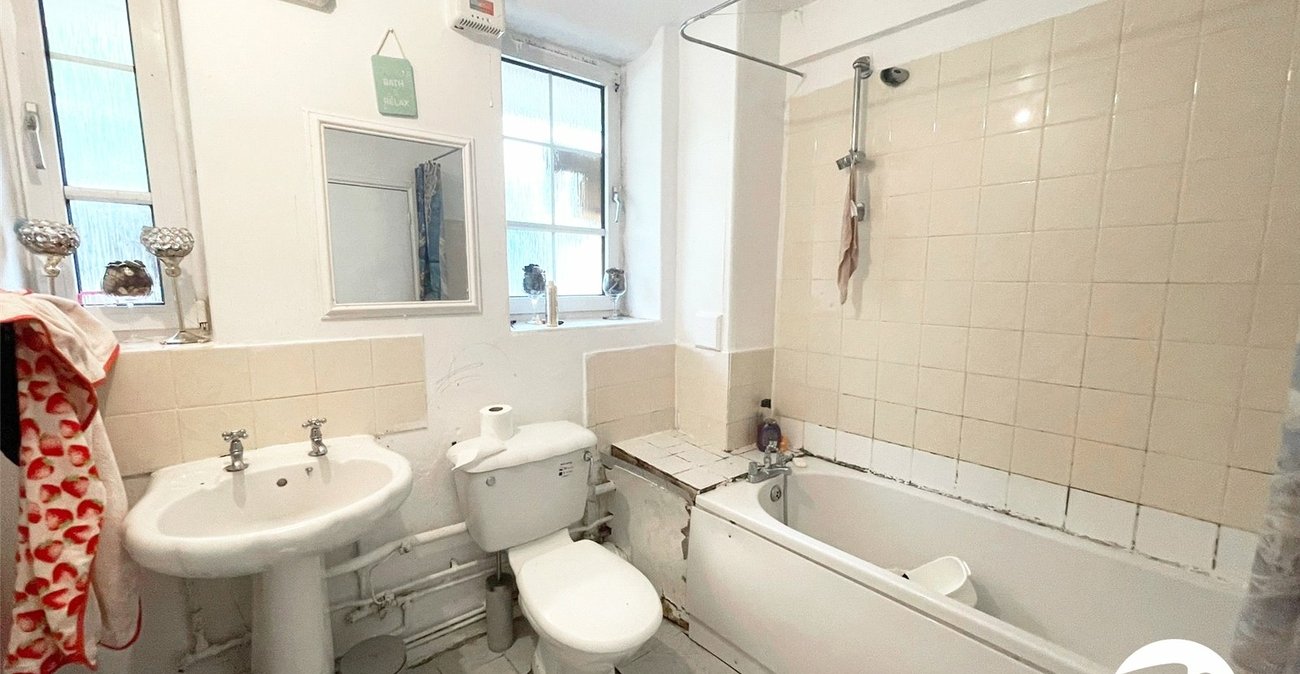 2 bedroom property for sale in London | Robinson Jackson