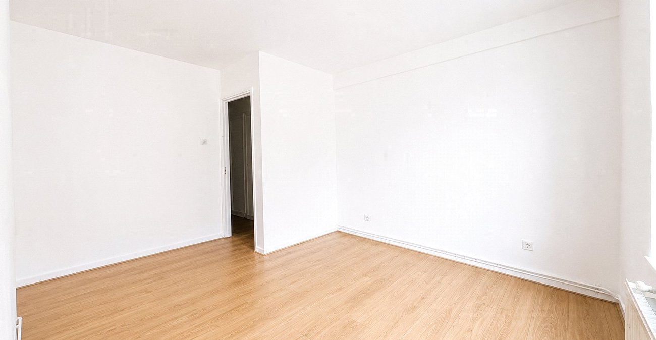 2 bedroom property for sale in London | Robinson Jackson