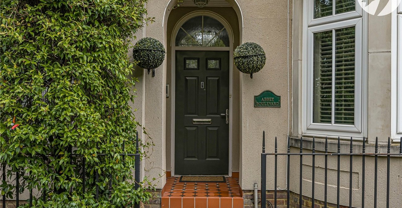 4 bedroom property for sale in Greenhithe | Robinson Jackson