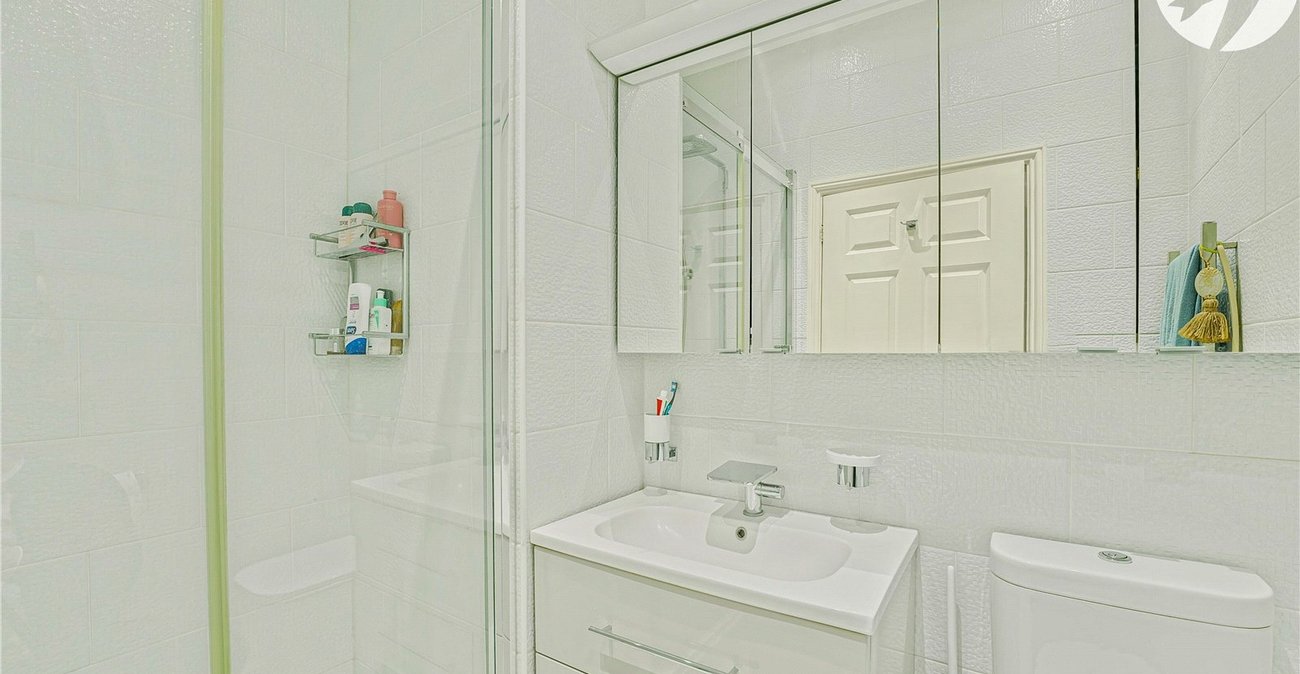 4 bedroom property for sale in Greenhithe | Robinson Jackson