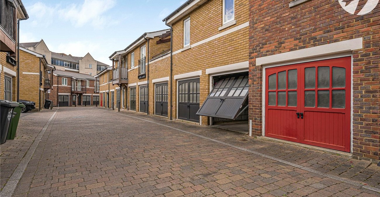 4 bedroom property for sale in Greenhithe | Robinson Jackson