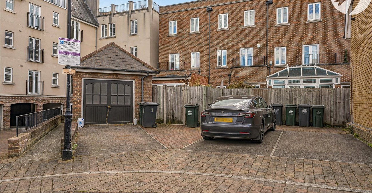 4 bedroom property for sale in Greenhithe | Robinson Jackson