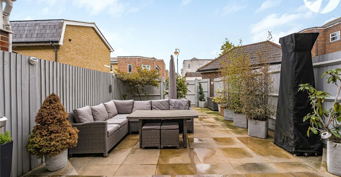 4 bedroom property for sale in Greenhithe | Robinson Jackson