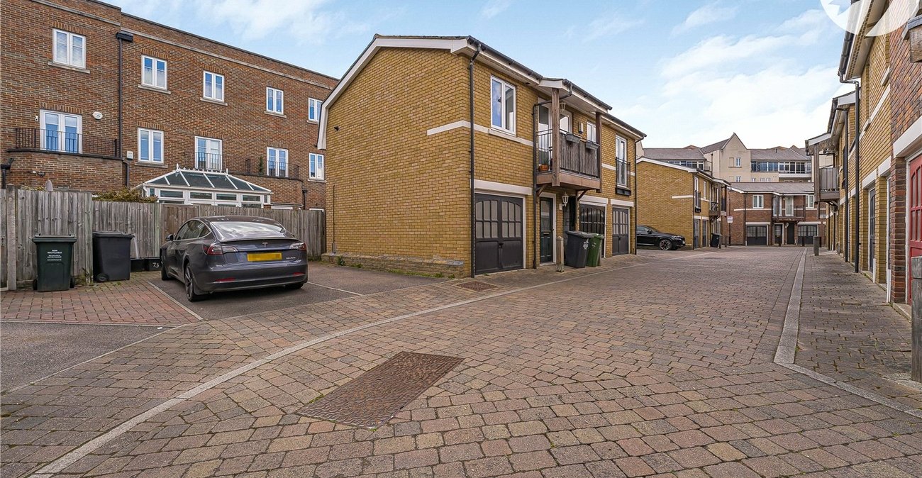 4 bedroom property for sale in Greenhithe | Robinson Jackson