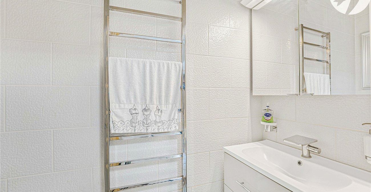 4 bedroom property for sale in Greenhithe | Robinson Jackson