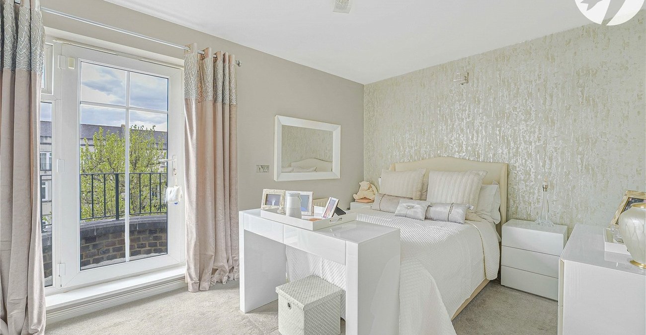 4 bedroom property for sale in Greenhithe | Robinson Jackson