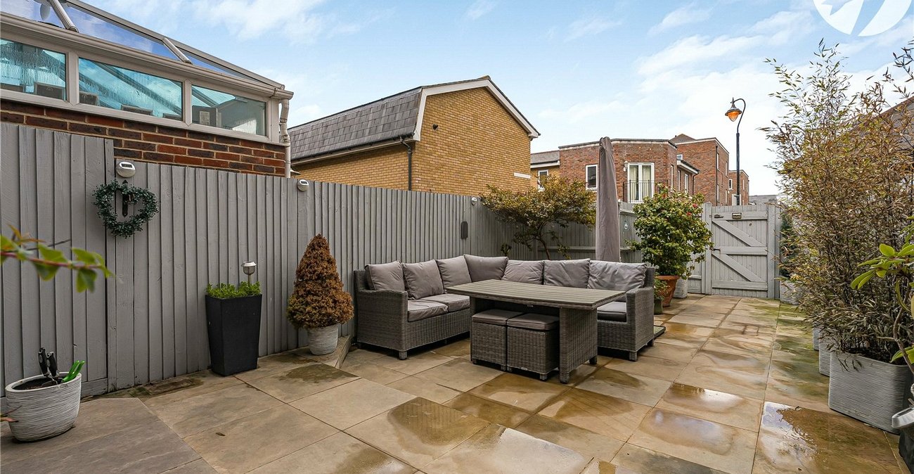 4 bedroom property for sale in Greenhithe | Robinson Jackson