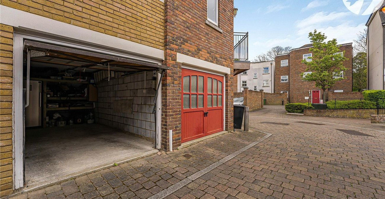 4 bedroom property for sale in Greenhithe | Robinson Jackson