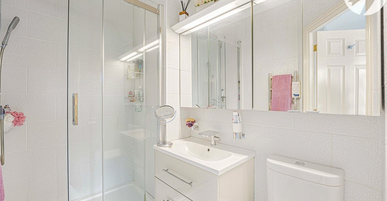 4 bedroom property for sale in Greenhithe | Robinson Jackson