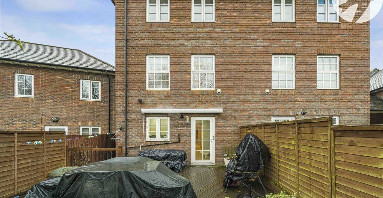 3 bedroom property for sale in Greenhithe | Robinson Jackson