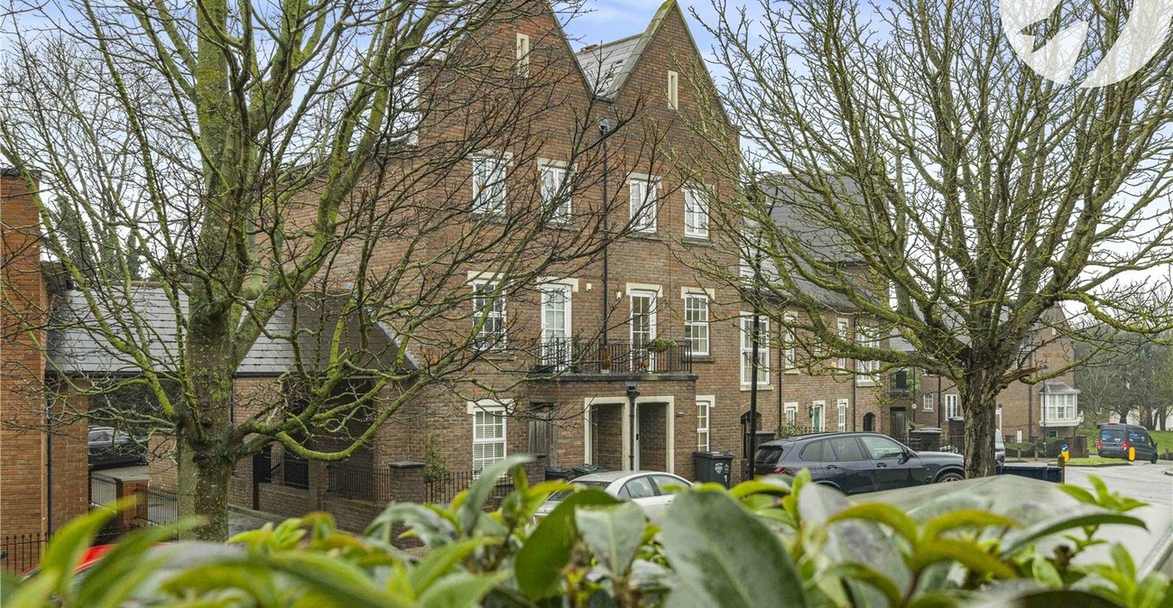 3 bedroom property for sale in Greenhithe | Robinson Jackson