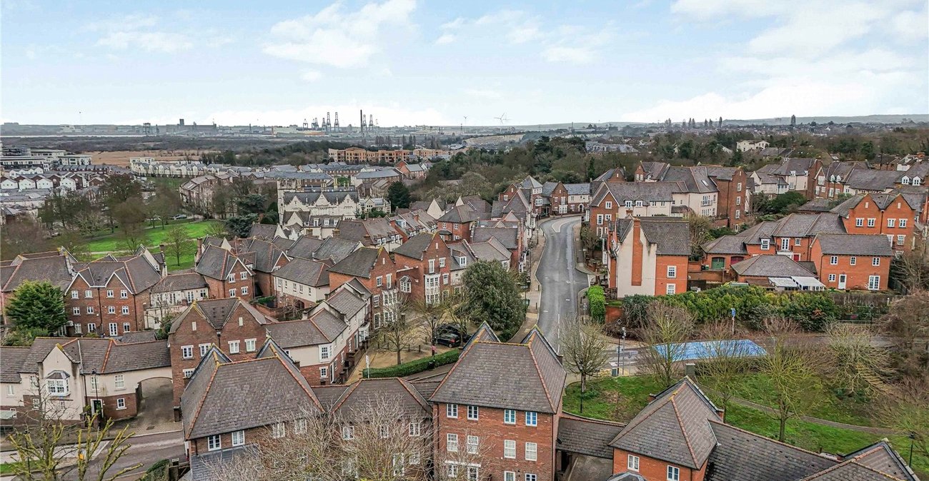 3 bedroom property for sale in Greenhithe | Robinson Jackson