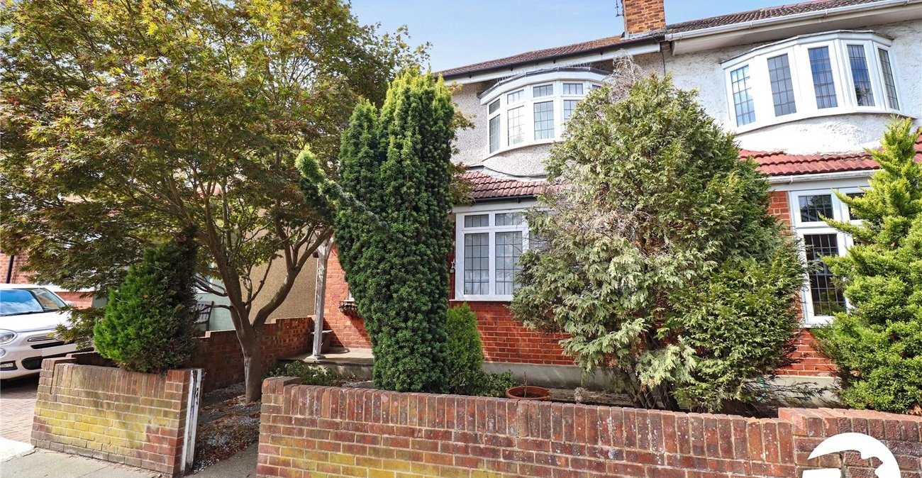 3 bedroom house for sale in London | Robinson Jackson