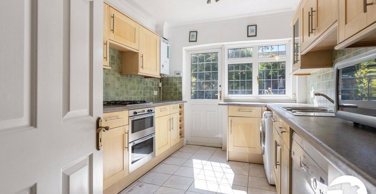 3 bedroom house for sale in London | Robinson Jackson