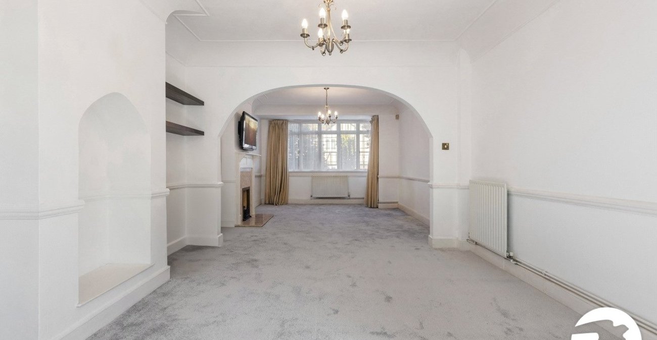 3 bedroom house for sale in London | Robinson Jackson