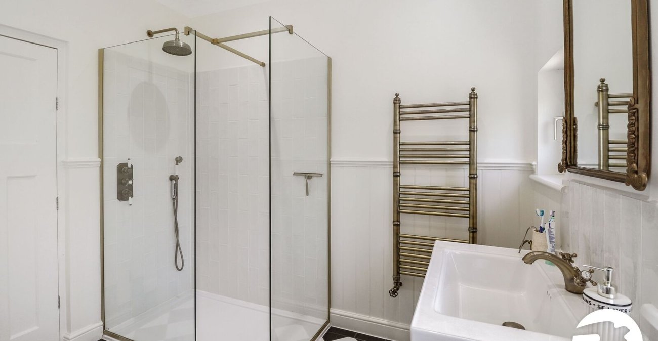 3 bedroom house for sale in London | Robinson Jackson