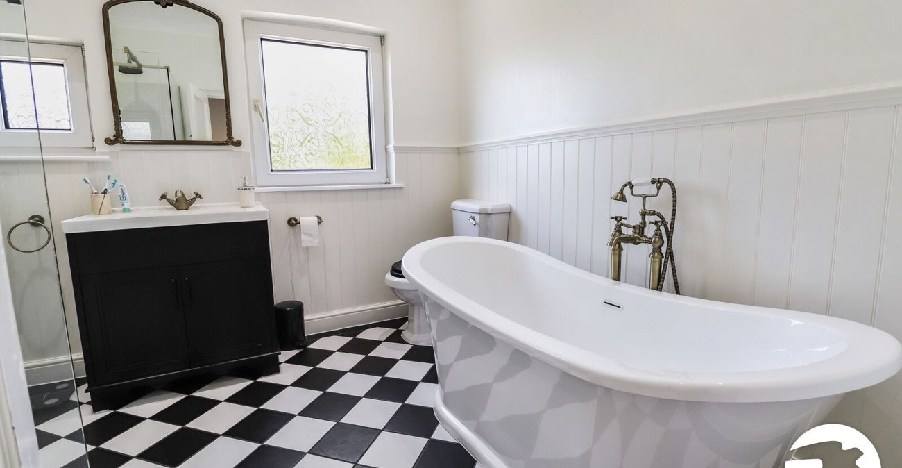 3 bedroom house for sale in London | Robinson Jackson
