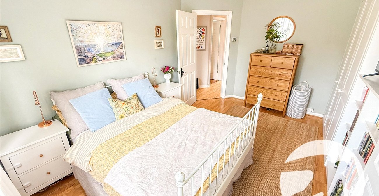2 bedroom property for sale in London | Robinson Jackson