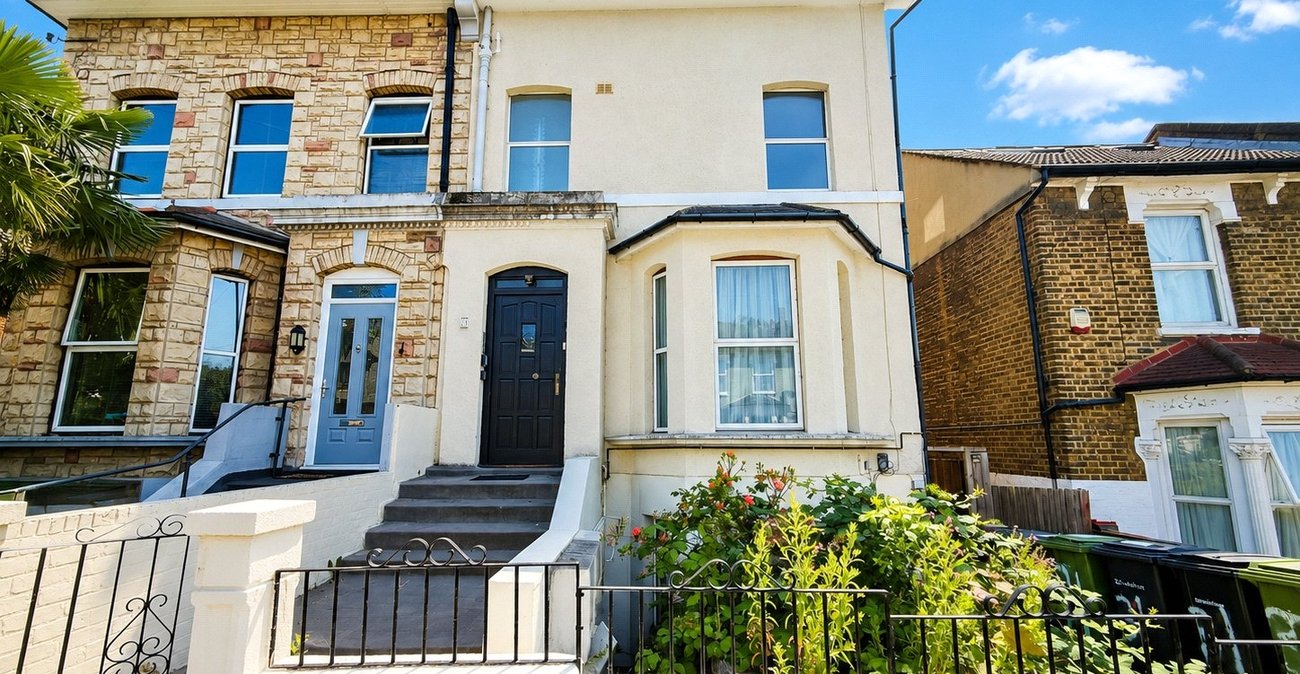 2 bedroom property for sale in London | Robinson Jackson
