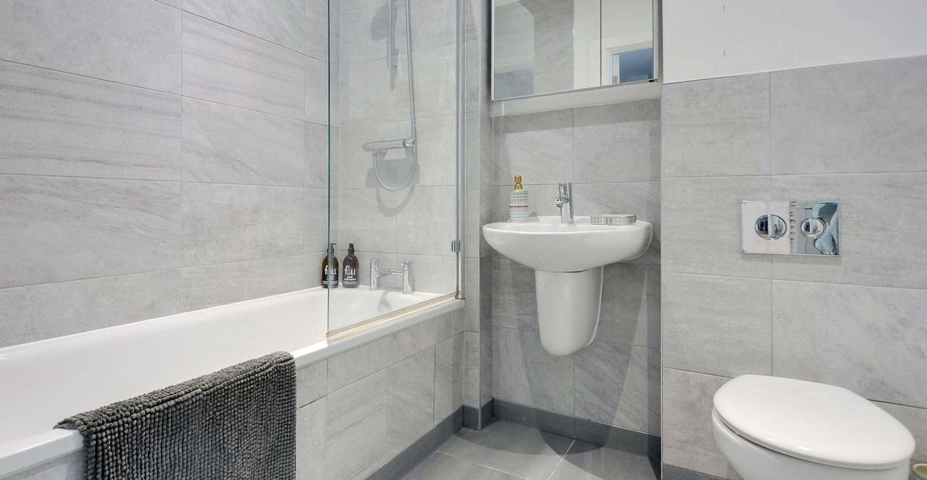 2 bedroom property for sale in London | Robinson Jackson