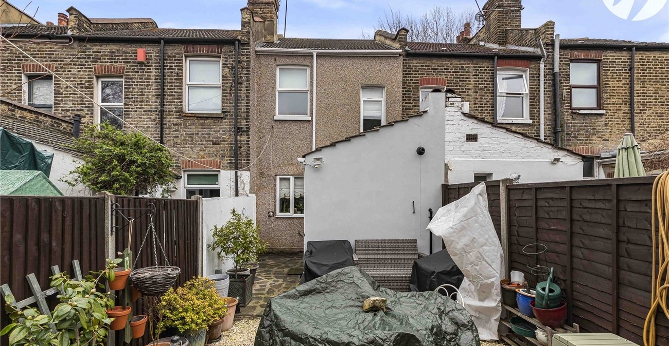 2 bedroom house for sale in Plumstead Common | Robinson Jackson