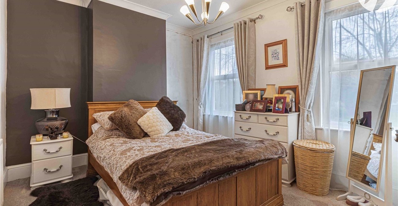 2 bedroom house for sale in Plumstead Common | Robinson Jackson