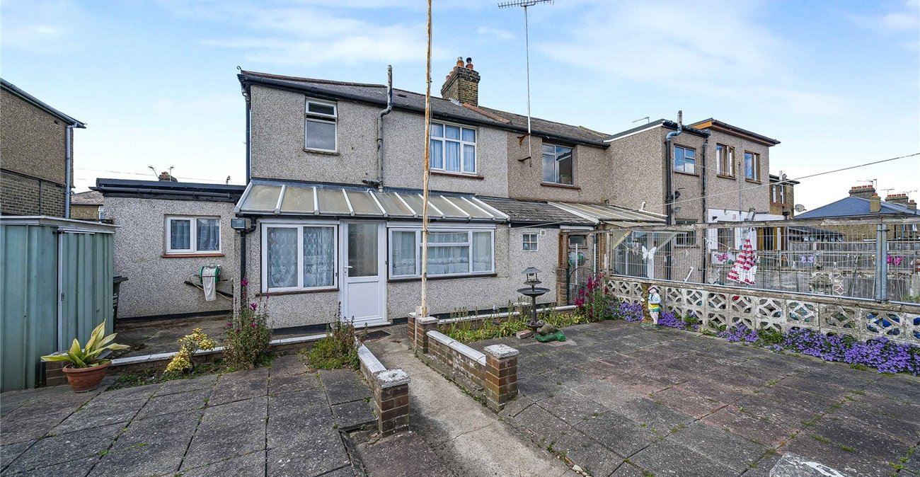 3 bedroom house for sale in Swanscombe | Robinson Jackson