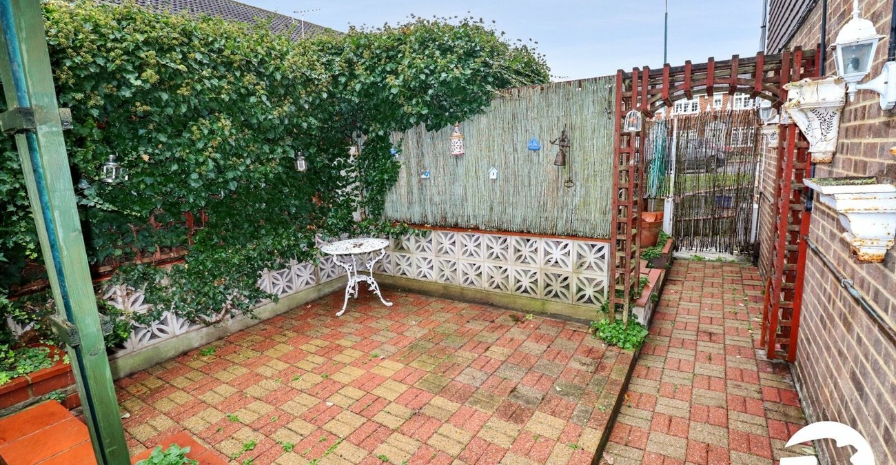 2 bedroom house for sale in London | Robinson Jackson