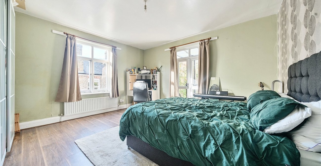 2 bedroom property for sale in London | Robinson Jackson