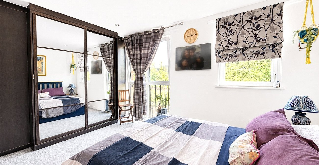 3 bedroom house for sale in London | Robinson Jackson