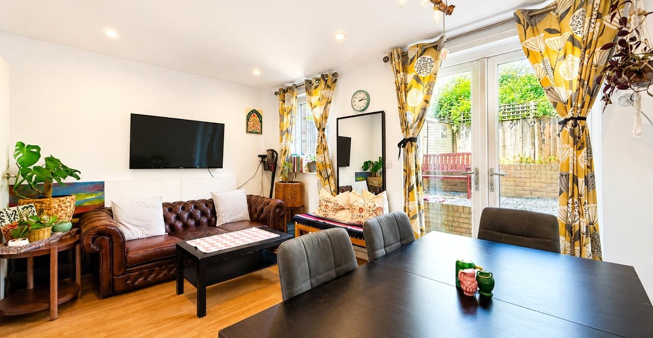 3 bedroom house for sale in London | Robinson Jackson