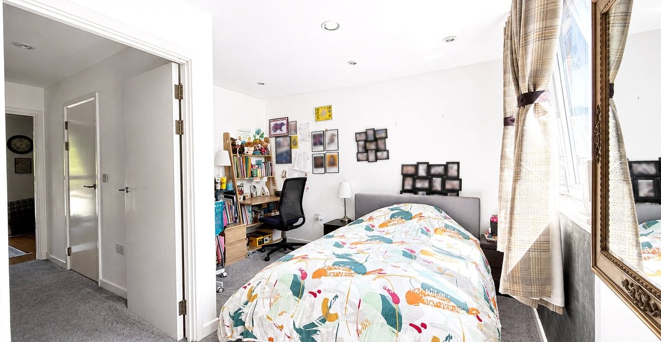 3 bedroom house for sale in London | Robinson Jackson