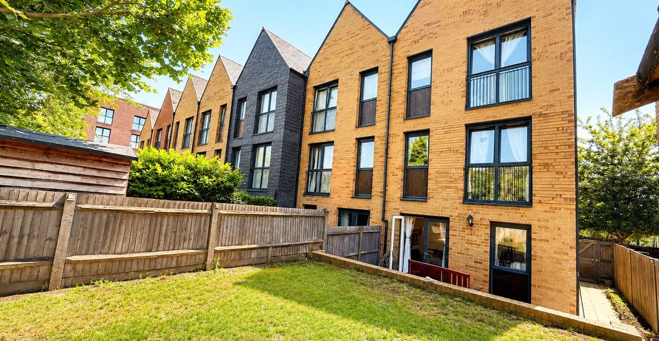 3 bedroom house for sale in London | Robinson Jackson