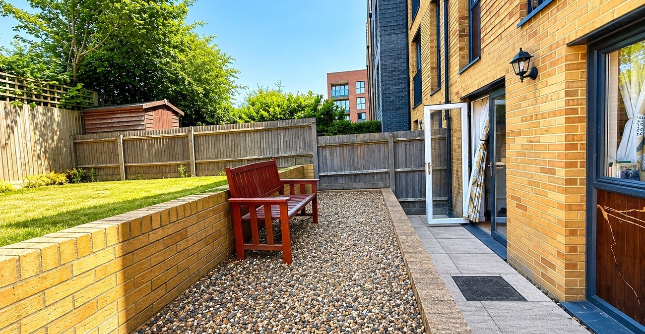 3 bedroom house for sale in London | Robinson Jackson