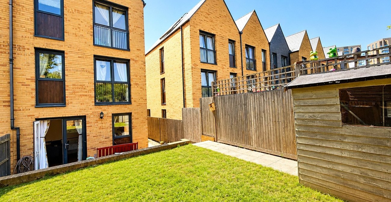 3 bedroom house for sale in London | Robinson Jackson