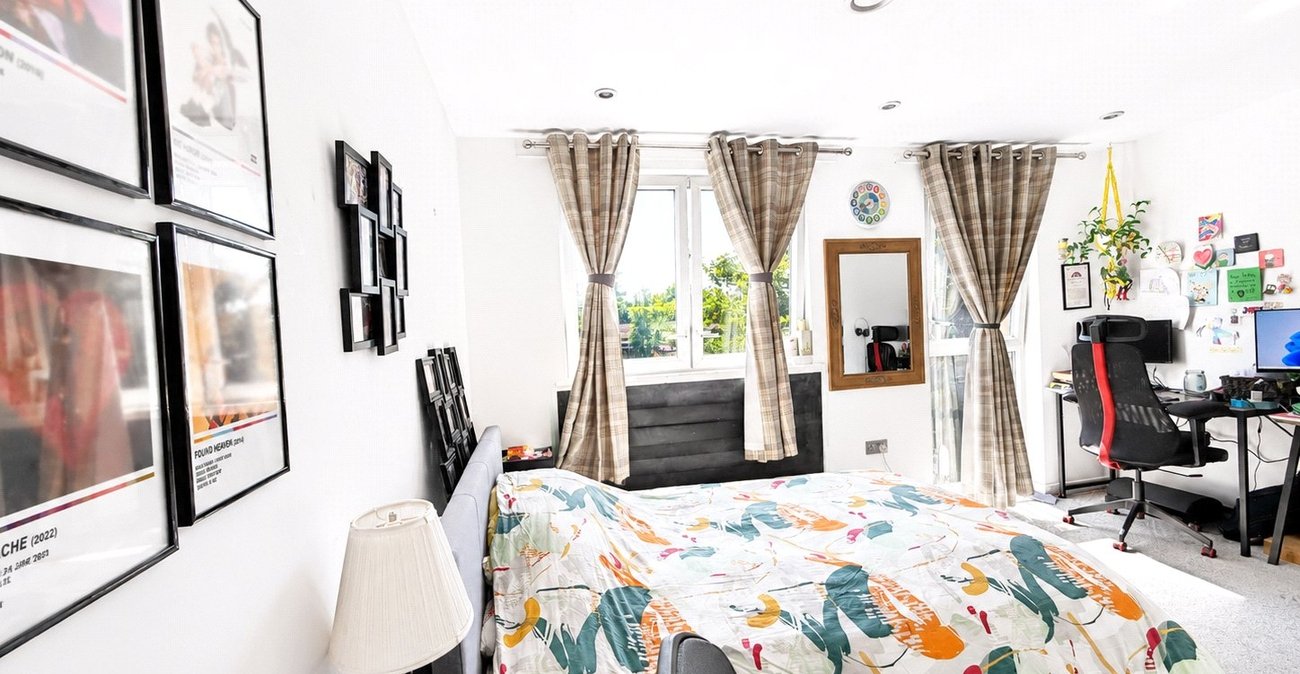 3 bedroom house for sale in London | Robinson Jackson