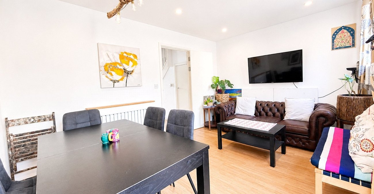 3 bedroom house for sale in London | Robinson Jackson