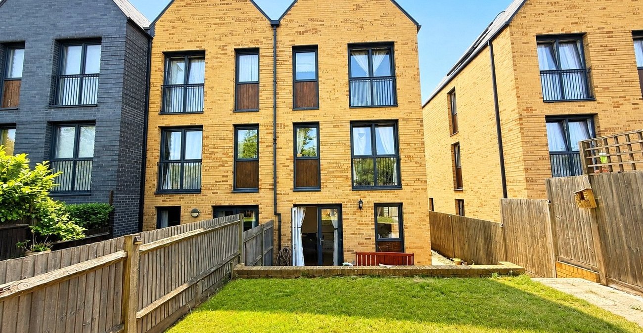 3 bedroom house for sale in London | Robinson Jackson