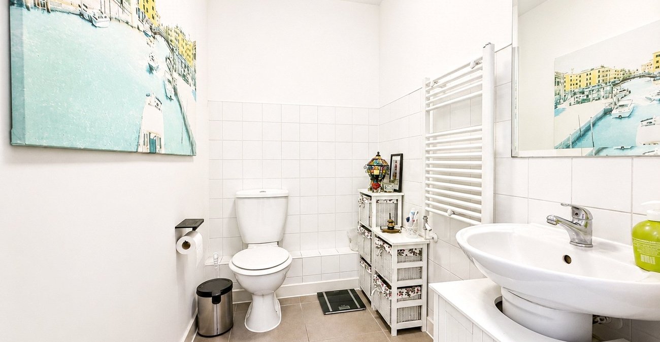 3 bedroom house for sale in London | Robinson Jackson