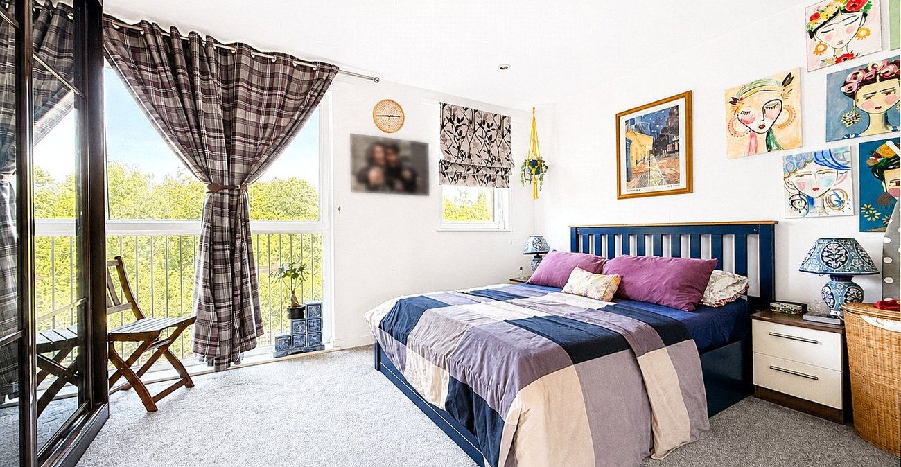 3 bedroom house for sale in London | Robinson Jackson