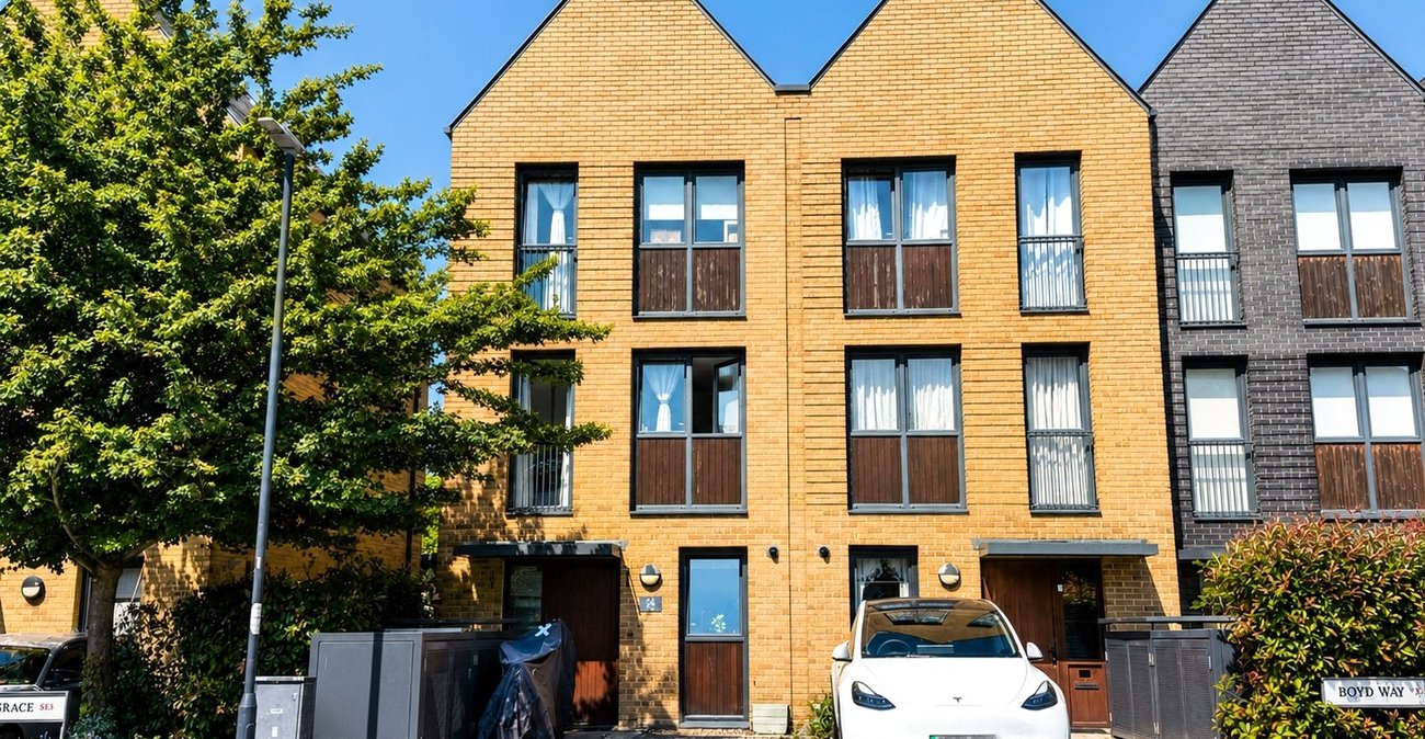 3 bedroom house for sale in London | Robinson Jackson