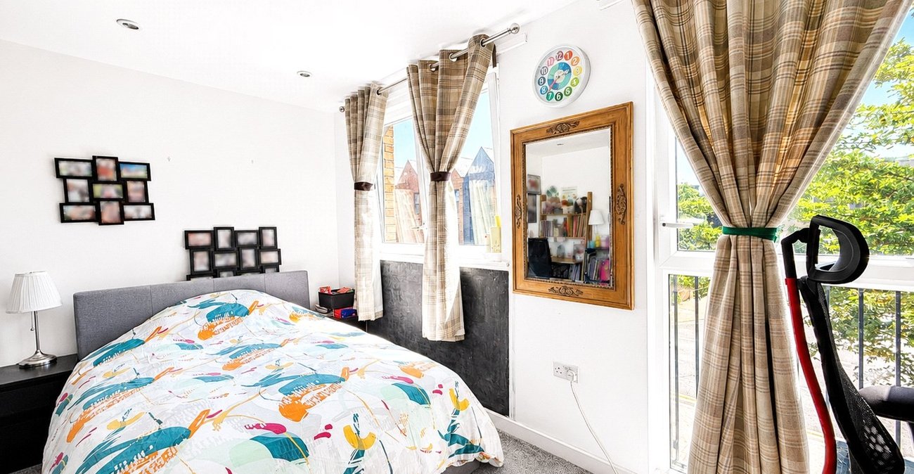 3 bedroom house for sale in London | Robinson Jackson