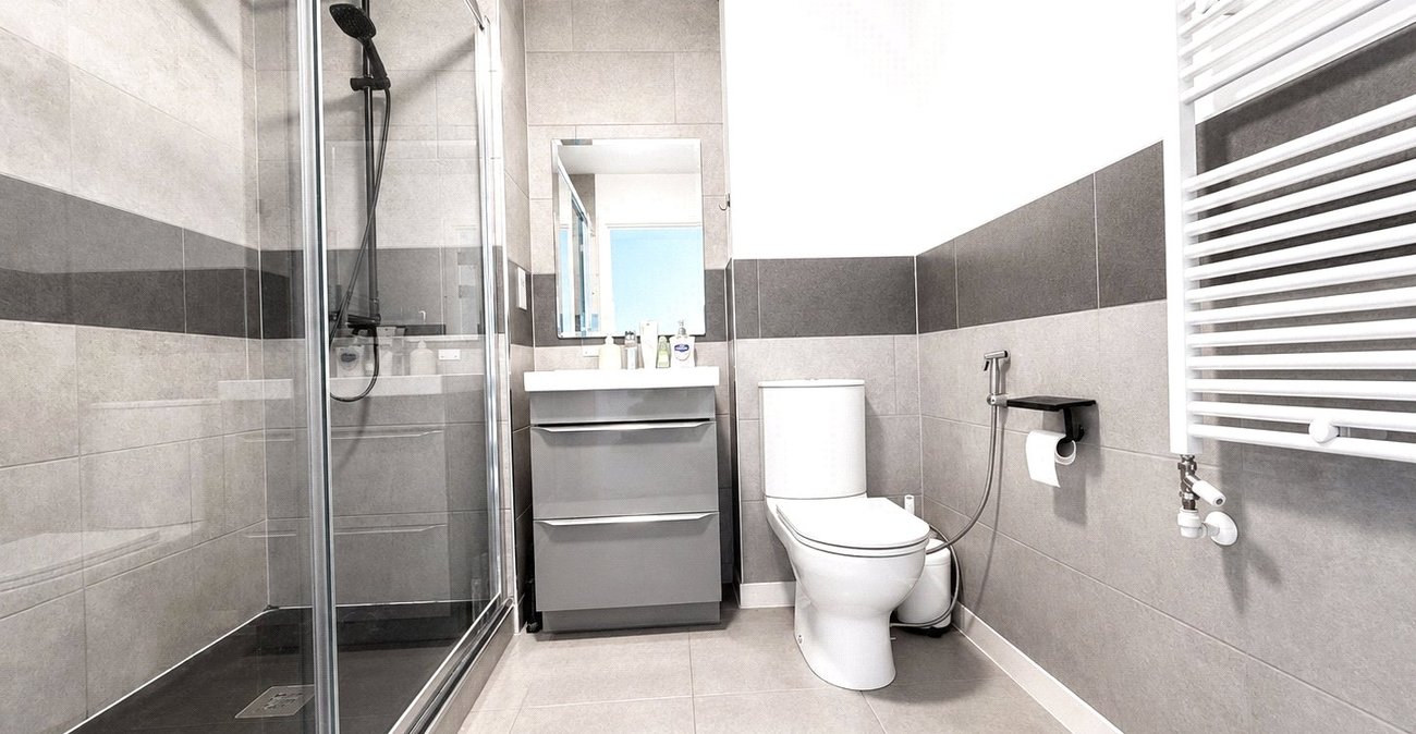 3 bedroom house for sale in London | Robinson Jackson