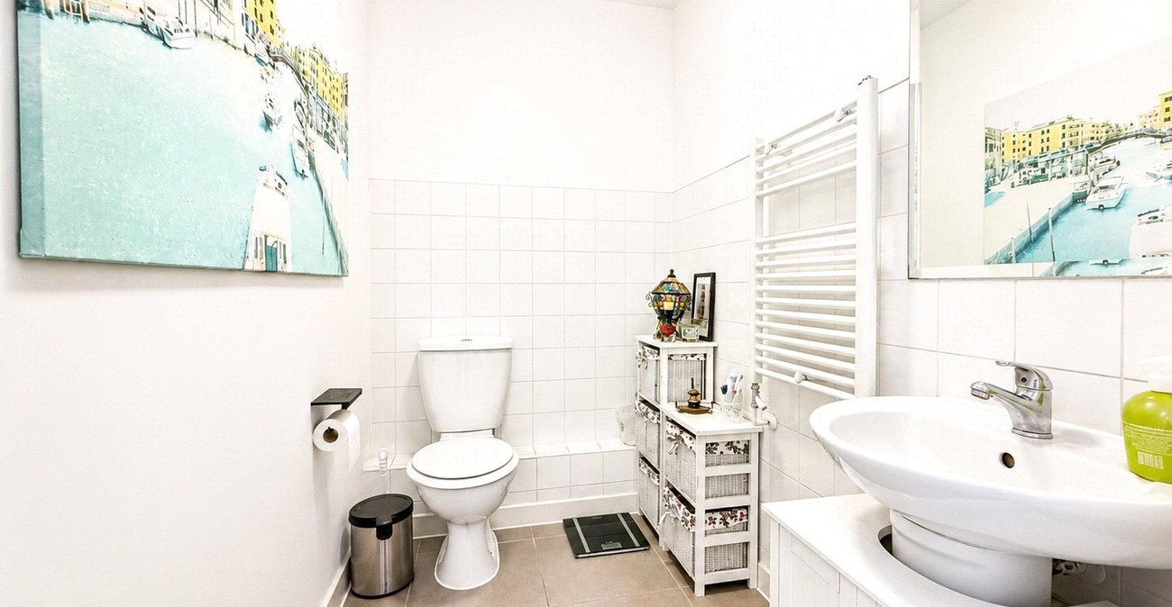 3 bedroom house for sale in London | Robinson Jackson