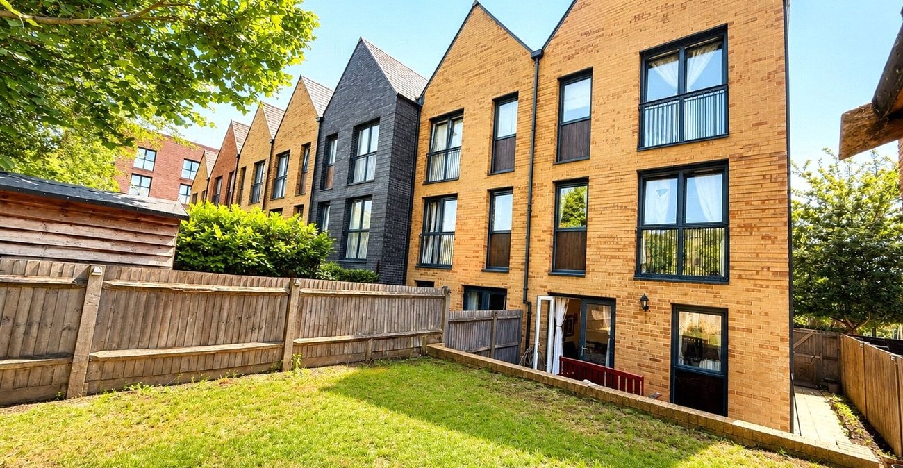 3 bedroom house for sale in London | Robinson Jackson