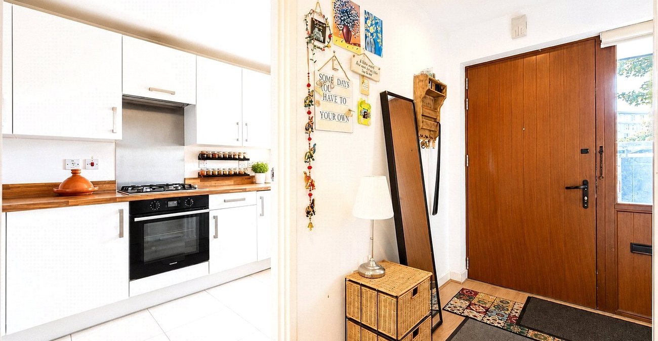 3 bedroom house for sale in London | Robinson Jackson