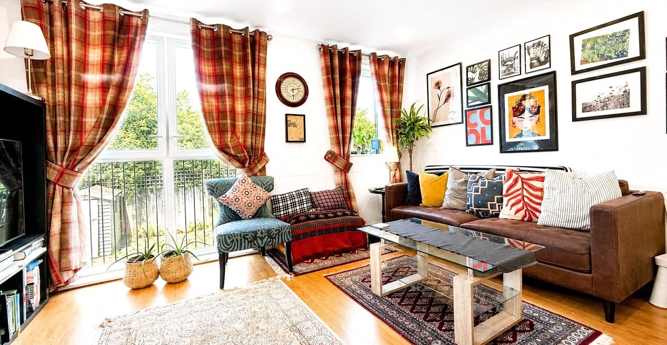 3 bedroom house for sale in London | Robinson Jackson